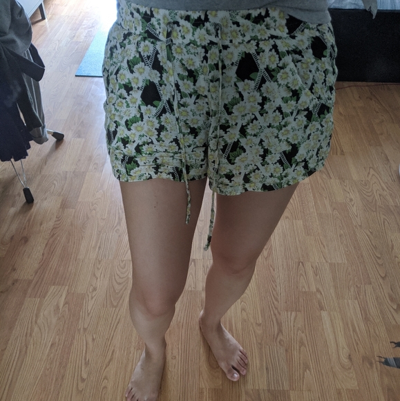 French connection floral shorts - Picture 1 of 4